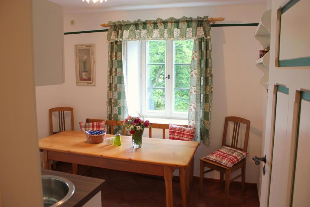 Ferienwohnung Schlossgaststätte Hohenberg Seeshaupt Zimmer foto