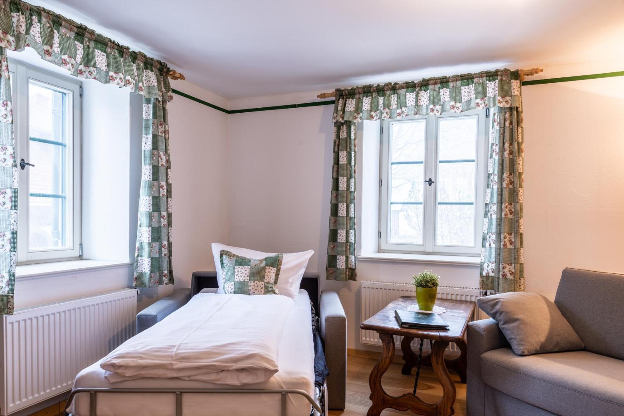 Ferienwohnung Schlossgaststätte Hohenberg Seeshaupt Exterior foto